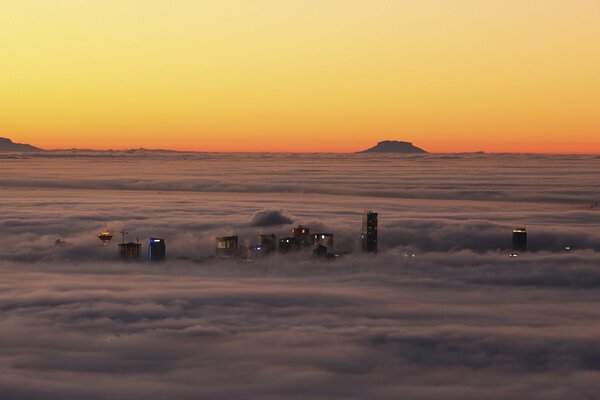 Abendstadt mit Lichtern und im Nebel