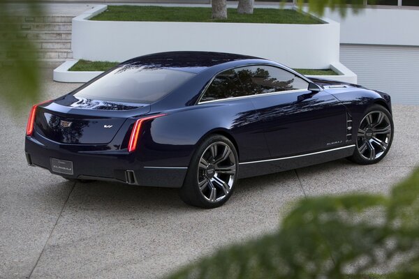 Czarny cadillac coupe w domu