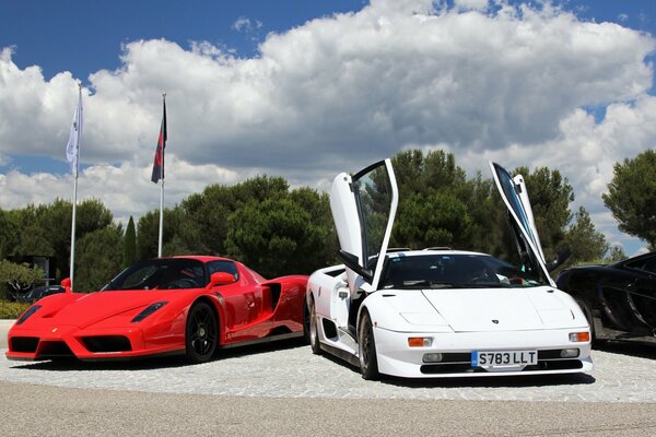 Präsentation eines roten Ferrari und eines weißen Lamborghini