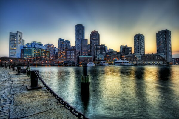 The shining horizon is observed from the city embankment