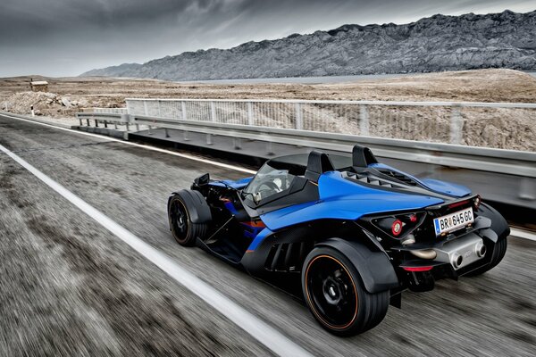 Course de vitesse sur la voiture bleue