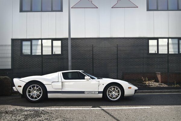 Voiture de sport blanc Ford