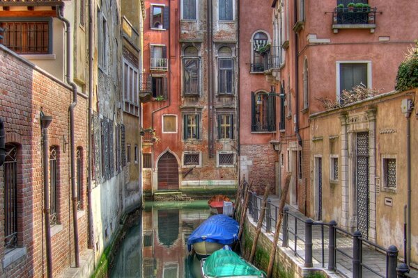 Góndolas de pie en las aguas de las calles venecianas