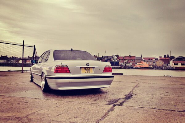 Bmw e38 sul lungomare della città