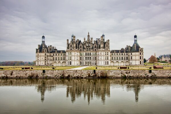 Château gris sous un ciel gris