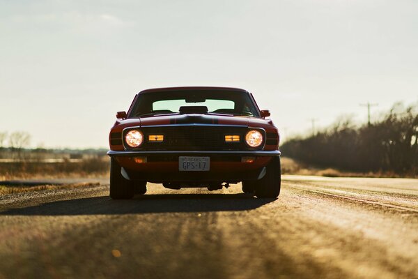 Coche Ford Mustang mach1 con faros encendidos