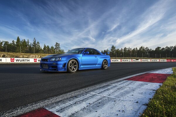 Voiture de Sport bleue sur la piste de course