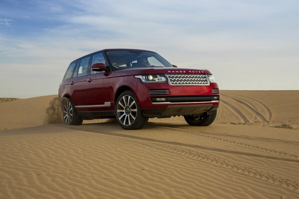 Jeep conduce por el desierto. Arena, dunas-hermosa vista