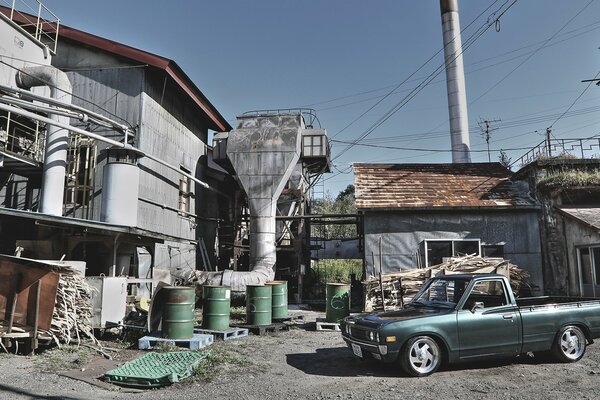 Pick-Up Datsun vicino a strutture a un piano