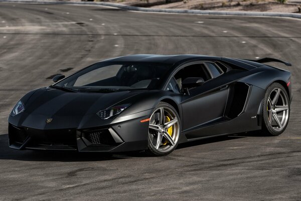 Lamborghini de carreras se encuentra en la pista