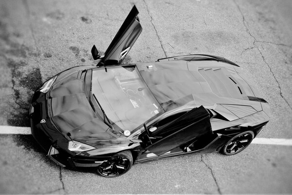 Voiture de sport Lamborghini Aventador lp700 - 4 en noir et blanc