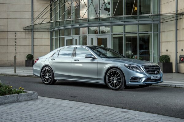 Mercedes wartet am Eingang auf den gesamten Besitzer