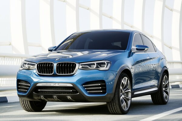 Blauer BMW X4 auf weißem Hintergrund