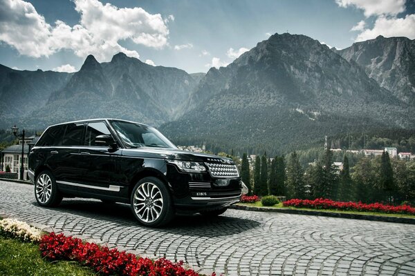 Range Rover in schwarzer Farbe inmitten der Berglandschaft