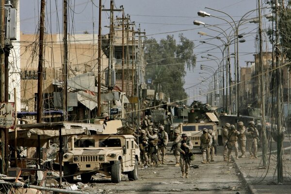 Eine graue Stadt, die Straßen sind voll von Soldaten und Militärfahrzeugen