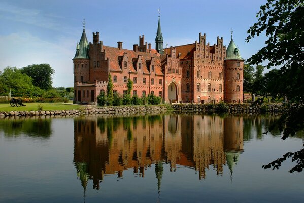 Reflejo del castillo a orillas del río