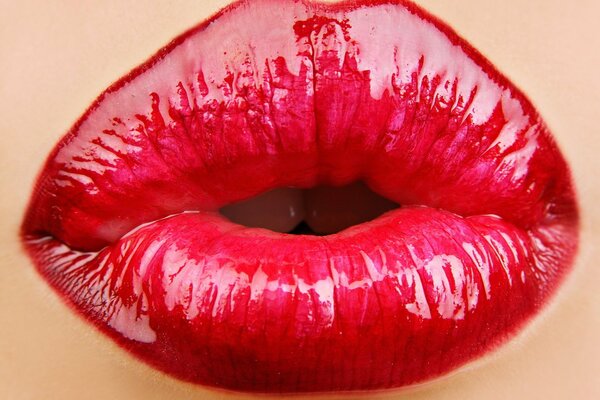 Rote Lippen mit Lippenstift bemalt