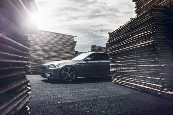 Desktop wallpaper bmw m5 gray on a background of boards