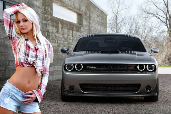 Красивая девушка блондинка и серый автомобиль