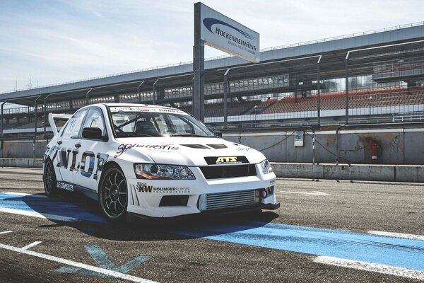 Evoluzione bianca da corsa Mitsubishi Lancer in pista