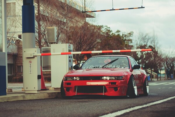 Nissan Silvia rossa dietro la barriera