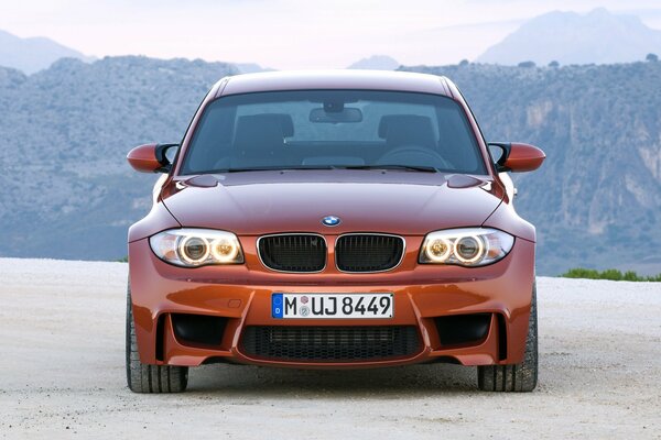 Coole Schubkarre bmw 1m Ziegelfarbe vor dem Hintergrund der Berge