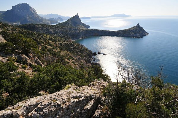 Die Landschaft in der Bucht von Krim ist interessant schön