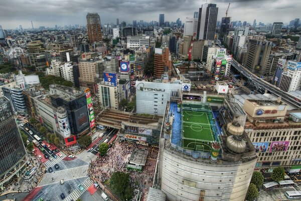 Un campo de fútbol en la azotea de una casa en Tokio, Japón