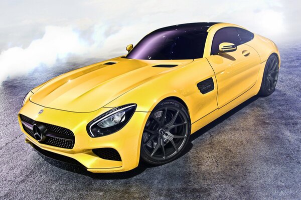 Mercedes gialla sull asfalto schierata lateralmente