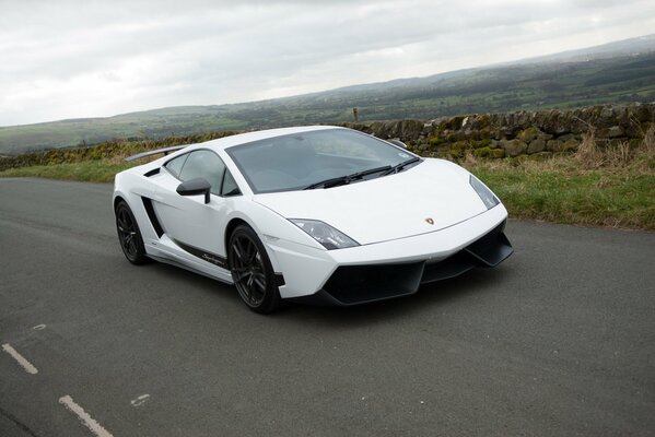 Biała Lamborghini na drodze w ponury dzień