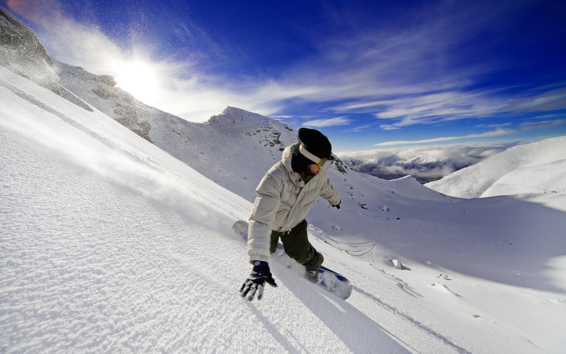 snowboard adrénaline liberté montagnes neige dérives sport extrême hiver ciel descente gars soleil nuages altitude