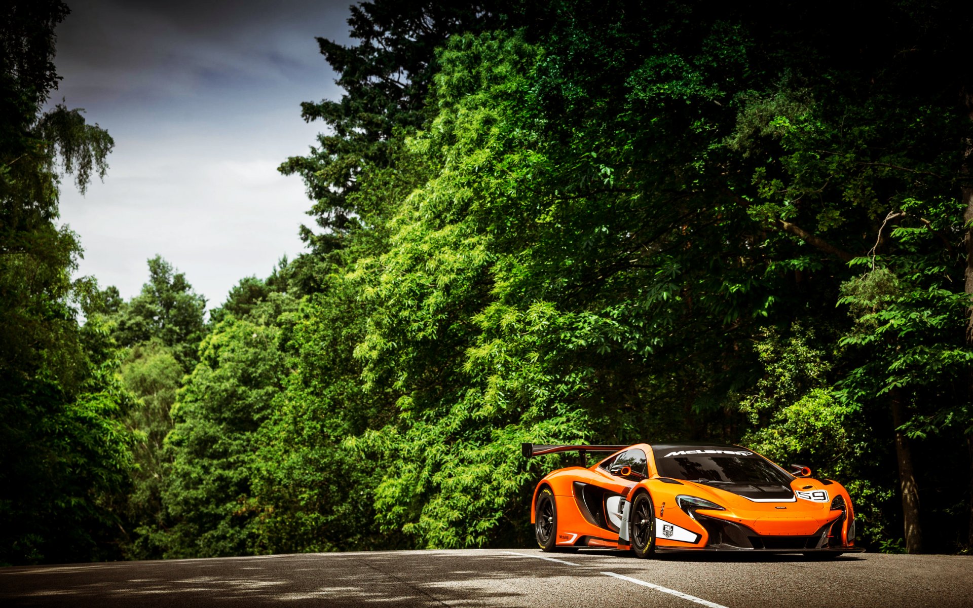 mclaren 650s gt3 voiture de sport supercar auto orange forêt arbres route sport jour