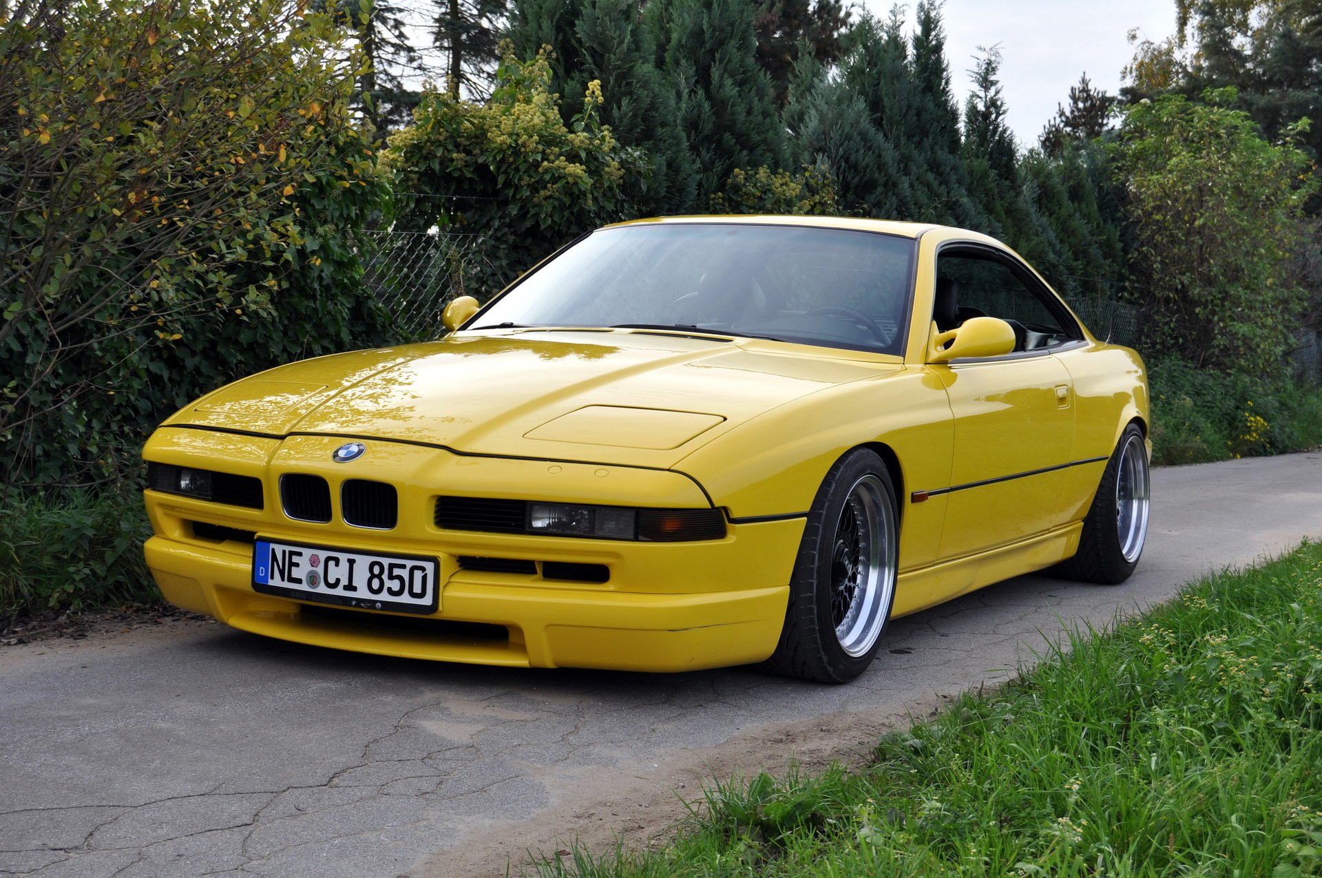 bmw 850 e31 bmw bmw coupé coche deportivo amarillo estilo diseño alta tecnología techno alemania baviera auto auto amarillo automóvil automóvil transporte hierba seto vegetación follaje automóviles vehículos