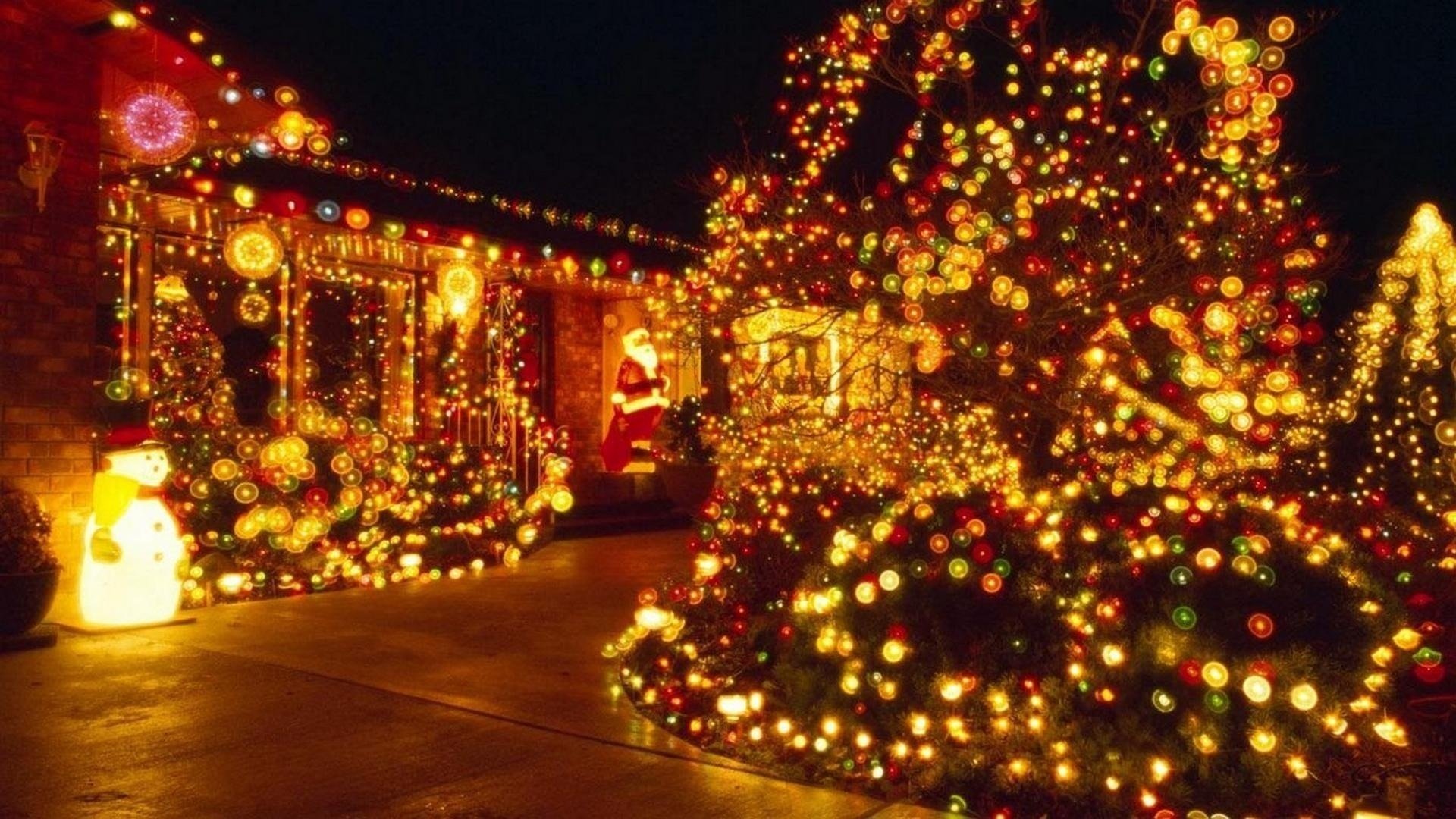 ciudad año nuevo árbol de navidad vacaciones papá noel luces reflejos decoraciones bolas tiendas escaparates edificios calle noche santaclaus guirnalda