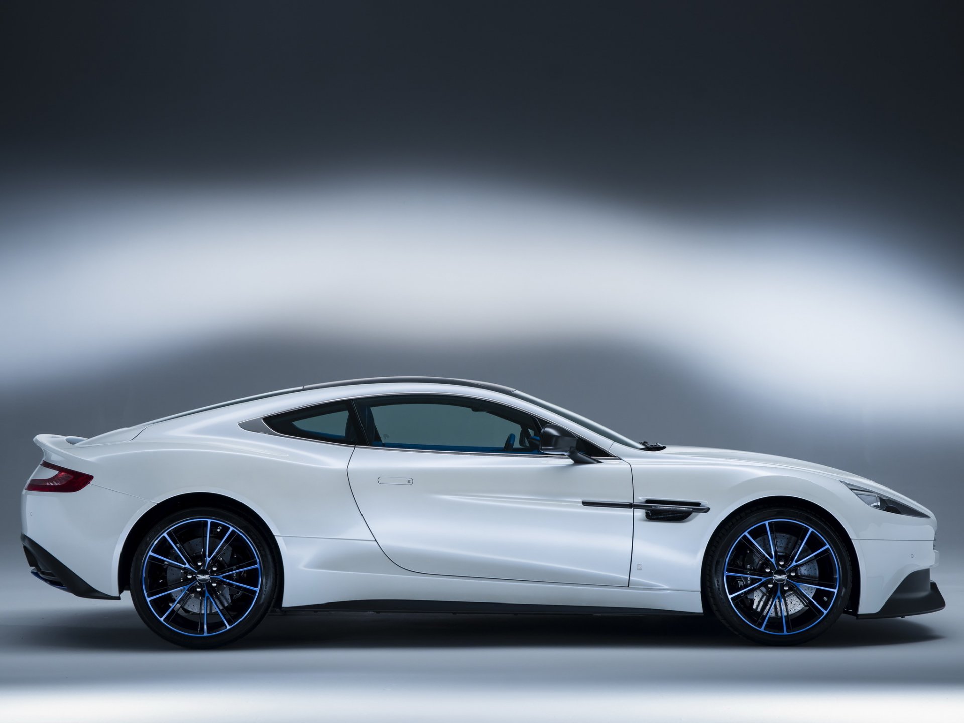 aston martin vanquish q вид сбоку авто белый