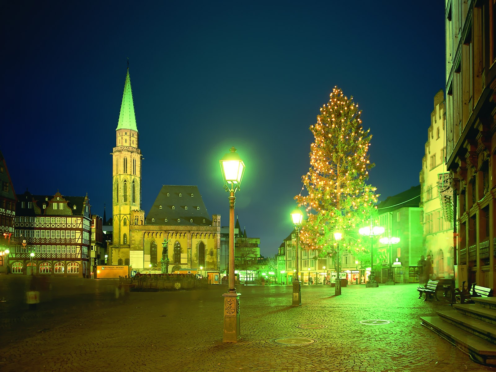 notte città lanterne alberi case