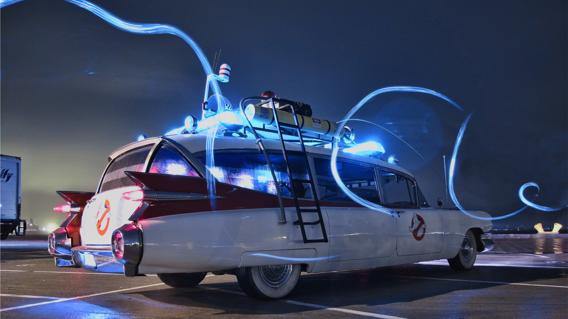 ghostbusters ecto-1 cadillac miller meteor охотники за привидениями сказочный автомобиль синии линии супер авто легковые авто автомобили авто транспорт машины лестница свет белый роскошь рисунок дорога ночь небо