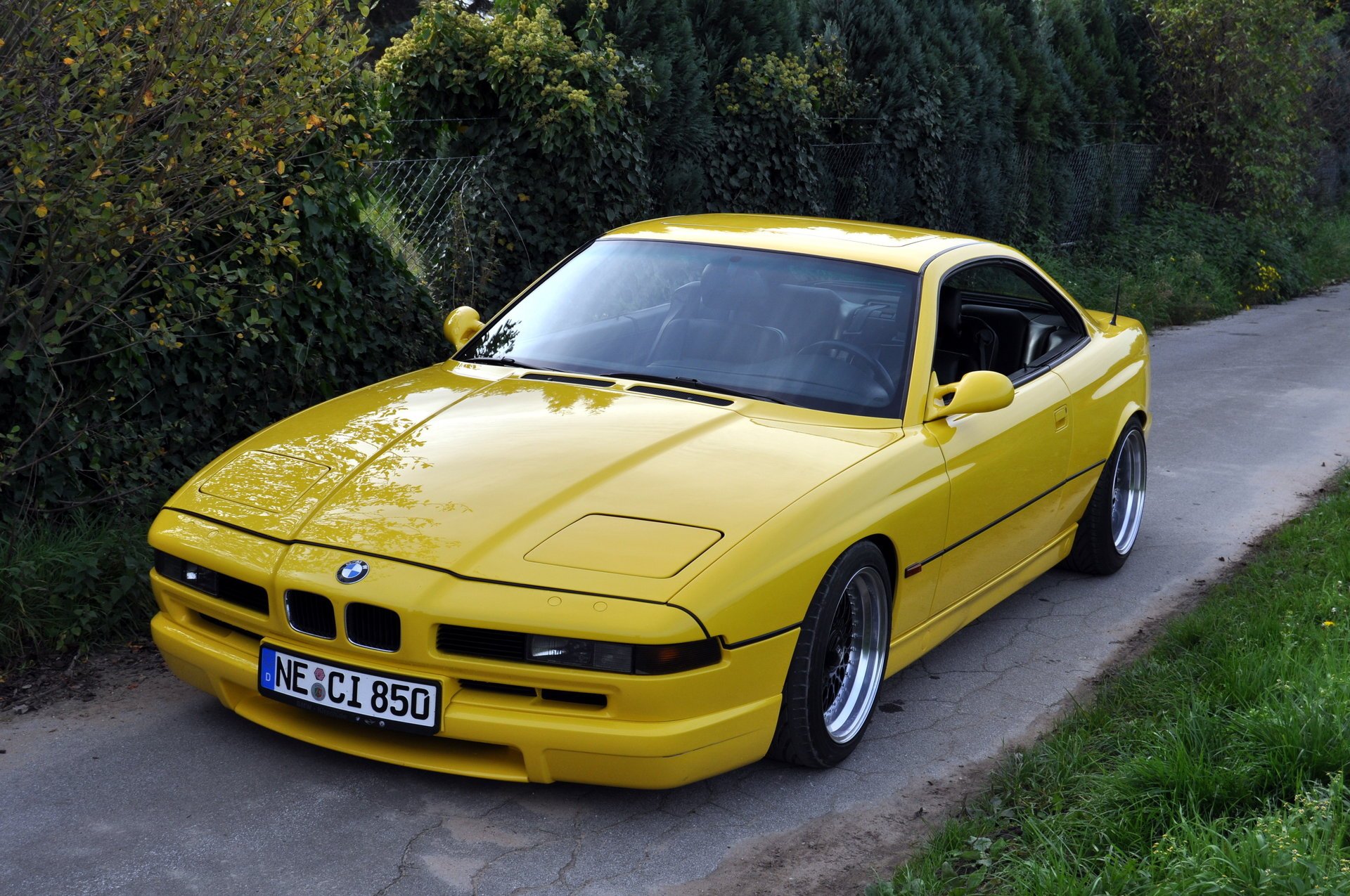 bmw 850 e31 bmw bmw coupé coche deportivo amarillo estilo diseño alta tecnología techno alemania baviera auto auto amarillo automóvil automóvil transporte hierba seto vegetación follaje automóviles vehículos