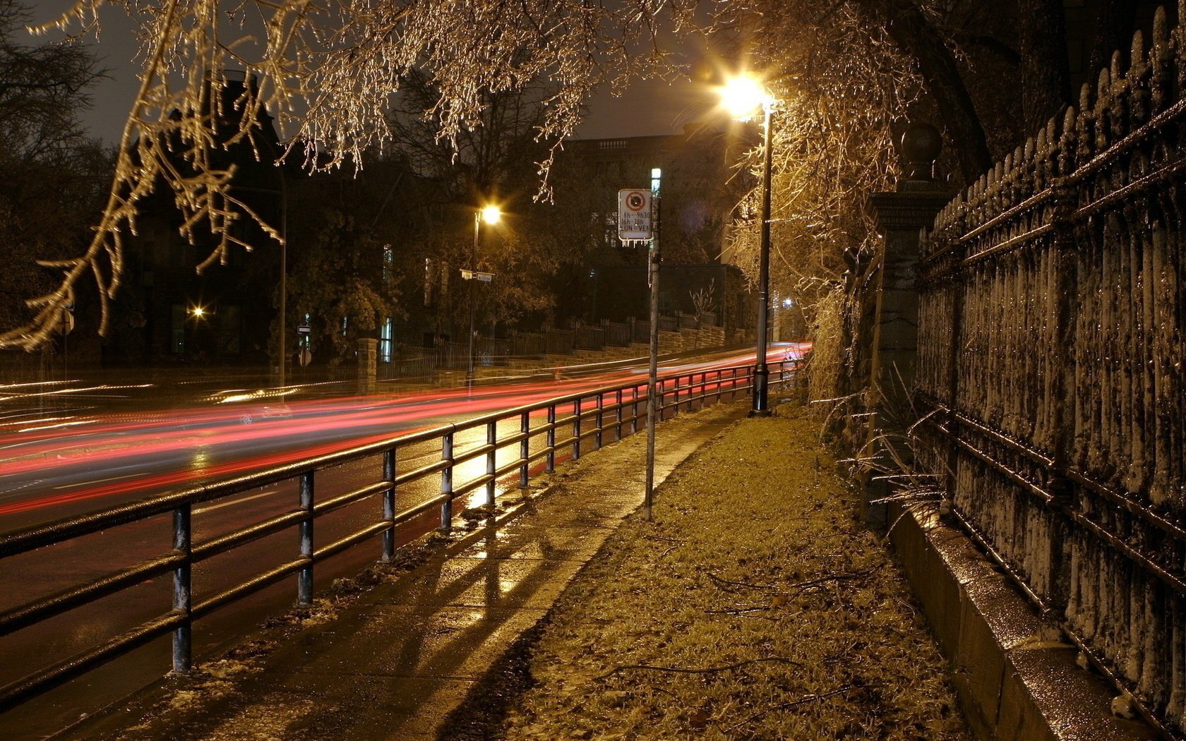 ew ver straße stadt straße stadtlichter nacht lichter zaun licht drehen zaun bürgersteig laterne baum parkplatz zweige abend