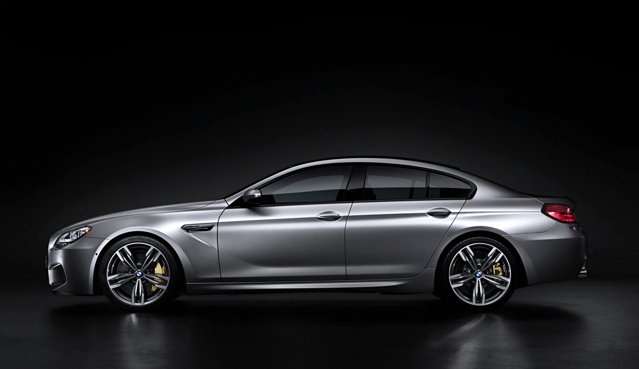 bmw m6 gran coupe auto samochód bmw srebrny widok z boku sedan szary