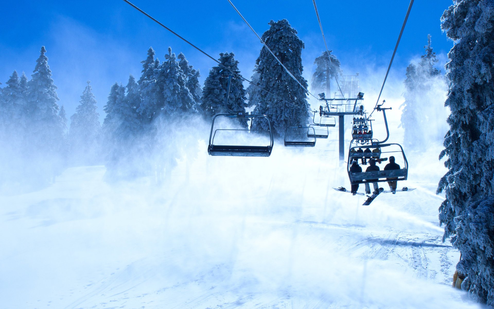 berge snowboarder snowboard schnee lift bäume winter sport schleier schneesturm schneesturm blauer himmel wanderer aufstieg schneebedeckte bäume natur drifts