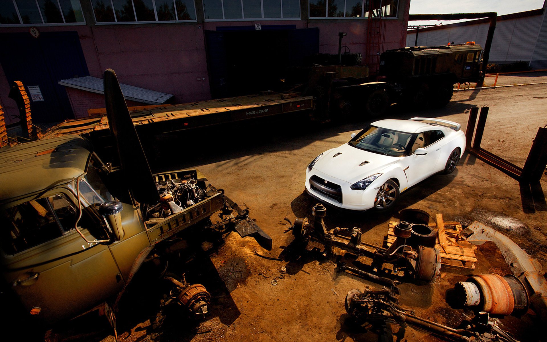 photo d une hauteur vieille technique voiture moding voitures particulières voitures transport auto machines voiture blanche rouille hangar pièces pièces de rechange nissan véhicules