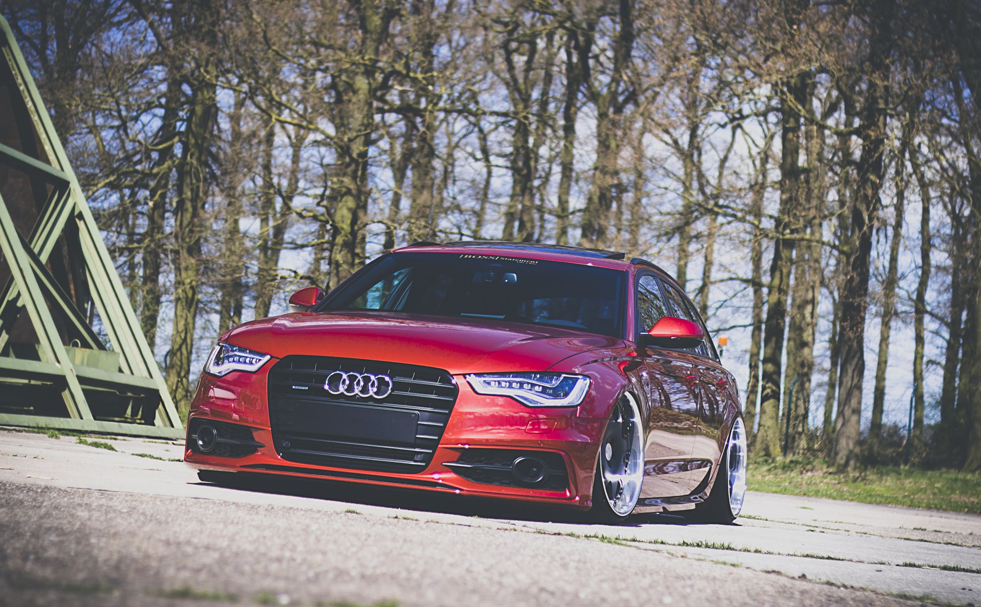 audi a6 avant vagón rojo posición frente