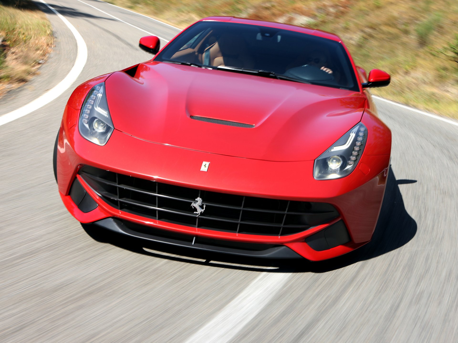 ferrari f12 berlinetta vista frontal tráfico carretera