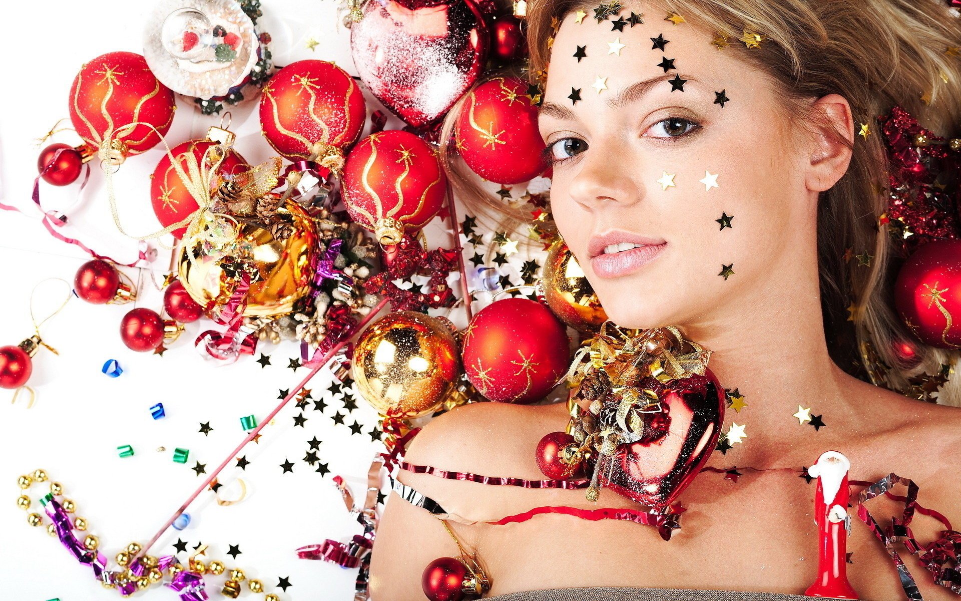 chica adornos bolas estrellas juguetes vacaciones año nuevo lentejuelas estrellas oropel pelo castaño ojos marrones mentiras juguetes de año nuevo decoraciones de navidad mujeres cara ojos retrato doncella de nieve