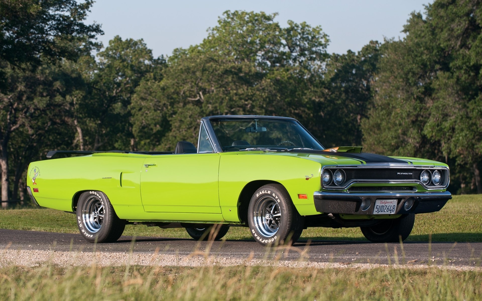 plymouth road runner convertible road runner frente carretera árboles