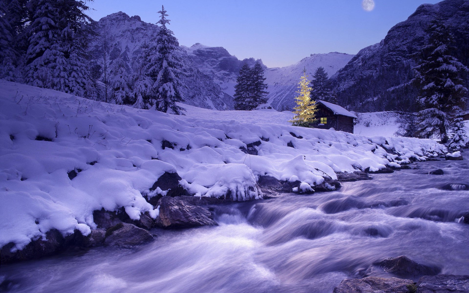 hütte in den bergen licht im fenster weihnachtsbaum neujahr fluss urlaub winter schnee strom weihnachtsbaum drifts wald himmel mond bach natur landschaft lichter girlande