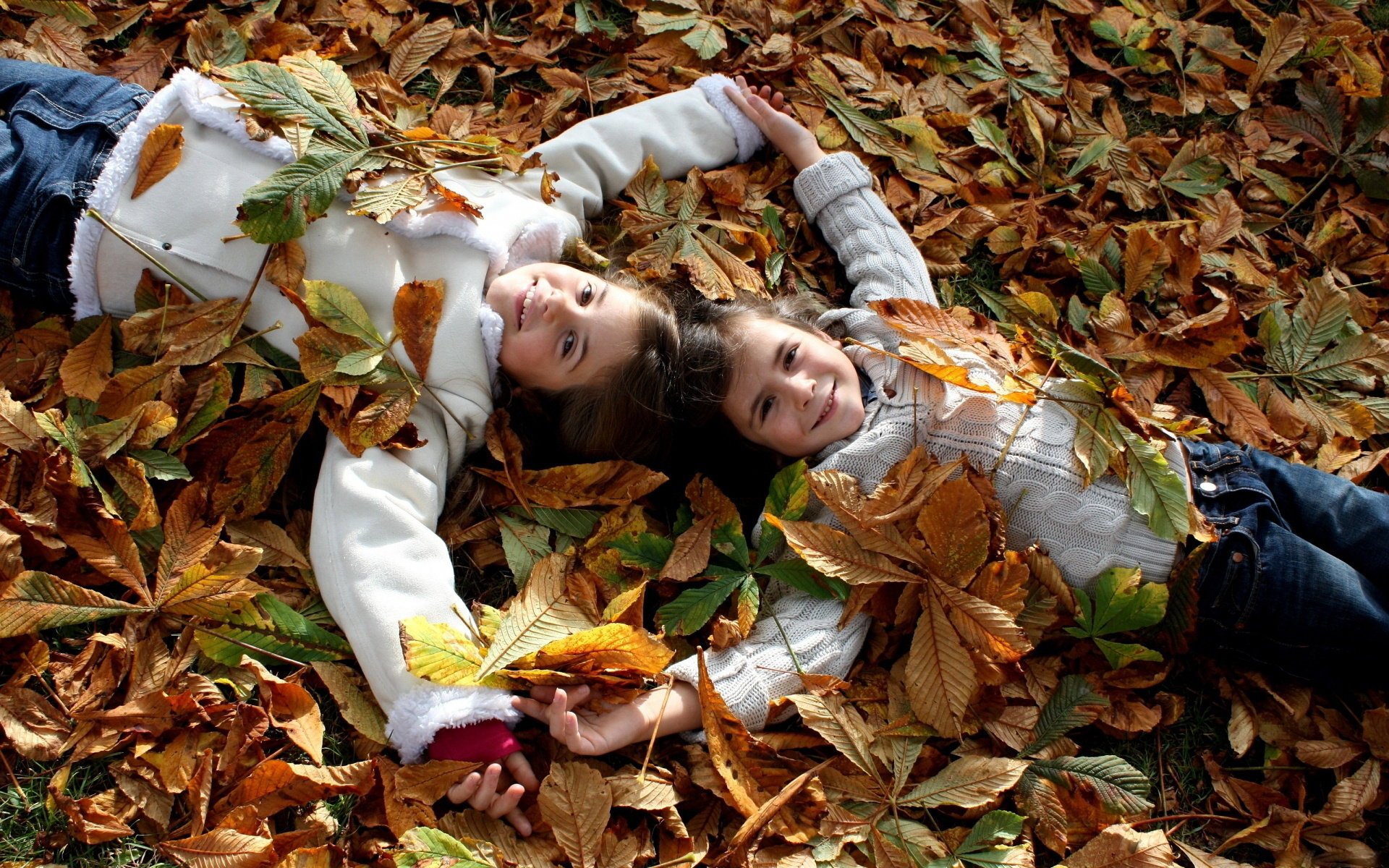 foglie di castagno bambini sed ric bambini autunno viso sorriso occhi ragazze fogliame umore gioia gioco divertimento fidanzate donne