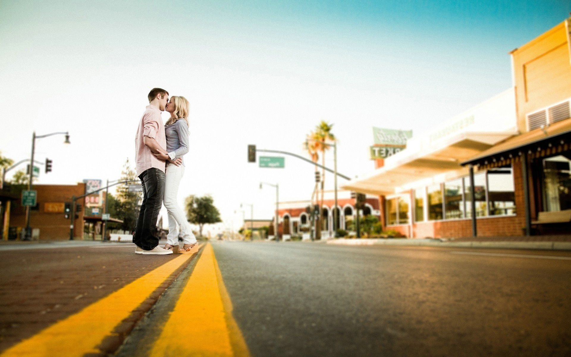 amante amore amore città coppia uomini donne strada bionda costoso pegging amanti due bionda abbraccio tenerezza sentimenti passione bacio vetrine città