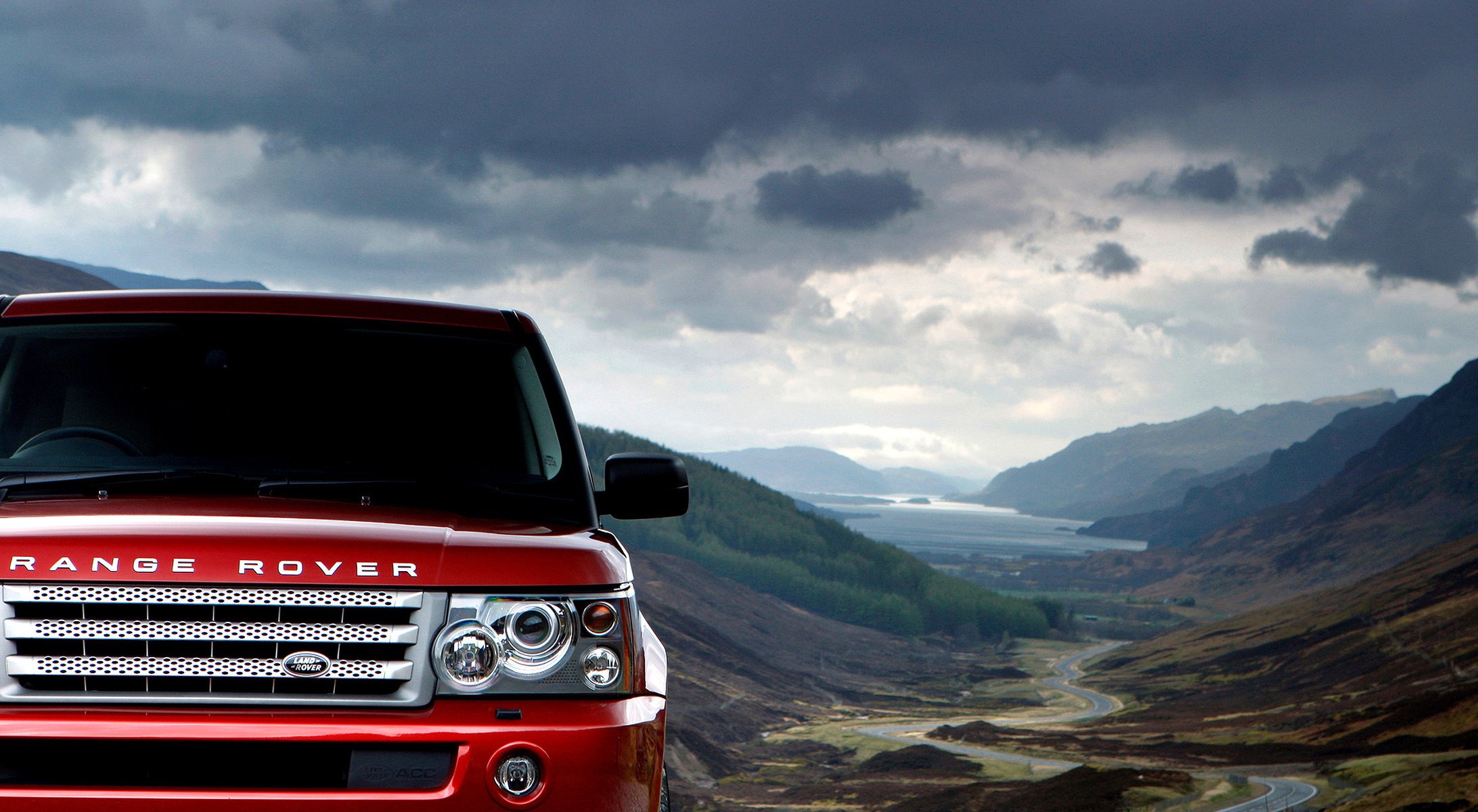 rojo terreno montañoso nubes montañas range rover sport land rover cielo bosque tierras bajas carretera paisaje rojo auto coche auto coche faros vehículos nubes vehículos